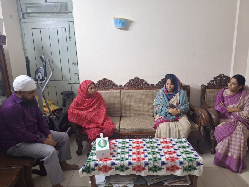 অভিযানে আহত পরিচালকের স্বাস্থ্যের খোঁজ নিতে বাসায় পরিবেশ উপদেষ্টা